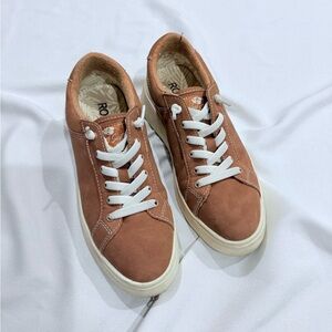 Roxy Tan Sneakers with White Laces